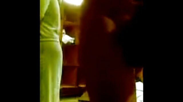 NAHÉ :  Cilik ebony bayek nemu lan silit pengeboran saka loro putih studs Cool porno film 