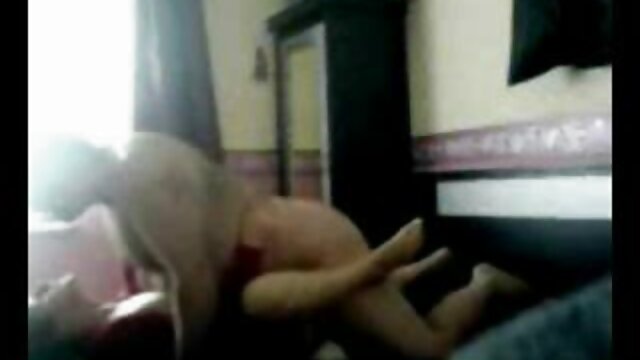NAHÉ :  Girl comely didominasi dening classy Latina MILF ing kamar turu Cool porno film 